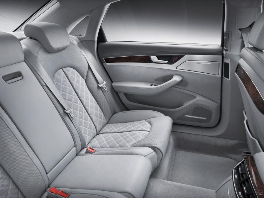 Интерьер Audi A8 L TFSI Quattro (D4) 2010 года  (WW) (фото 15 из 25)